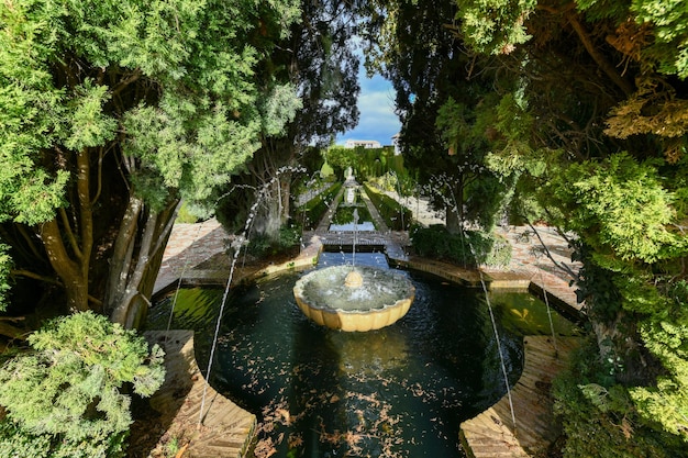 Bela paisagem do jardim do Palácio da Alhambra, em Granada, Espanha