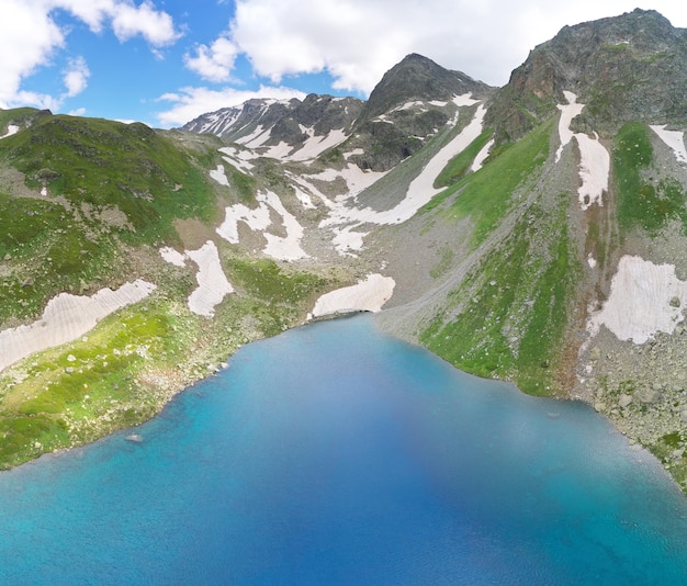 Foto bela paisagem do lago cáucaso na montanha