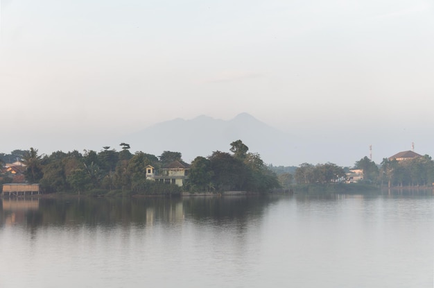 Bela paisagem do lago com fundo de montanha e aldeias. Apto para papel de parede ou plano de fundo.