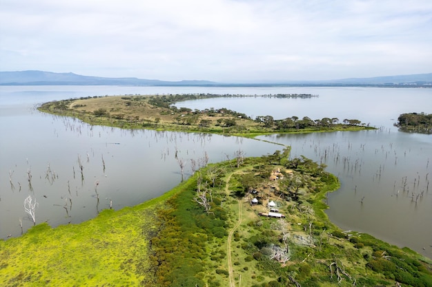 Bela paisagem do Lago Naivasha com árvores inundadas contra o fundo do céu nublado azul Quênia África vista de cima