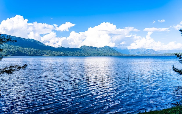 Bela paisagem do lago Rara em Mugu, Nepal.