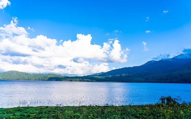 Bela paisagem do lago rara em mugu, nepal.