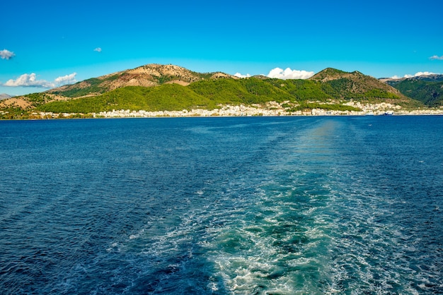 Bela paisagem do mar Jônico e da ilha