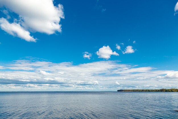 Bela paisagem do mar na perspectiva de um céu azul com nuvens