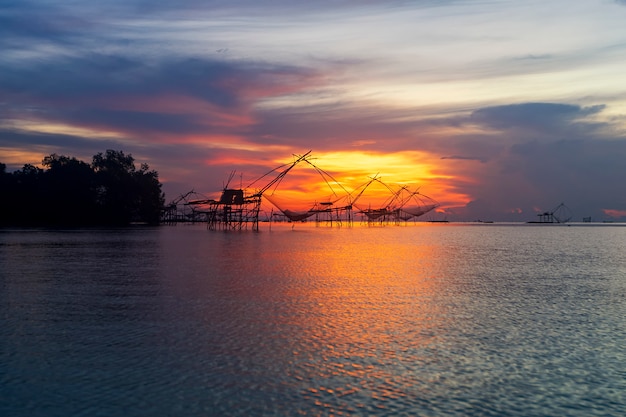 Bela paisagem do nascer do sol sobre pakpra thale noi