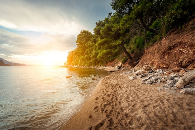 Foto bela paisagem do pôr do sol sobre a praia em montenegro