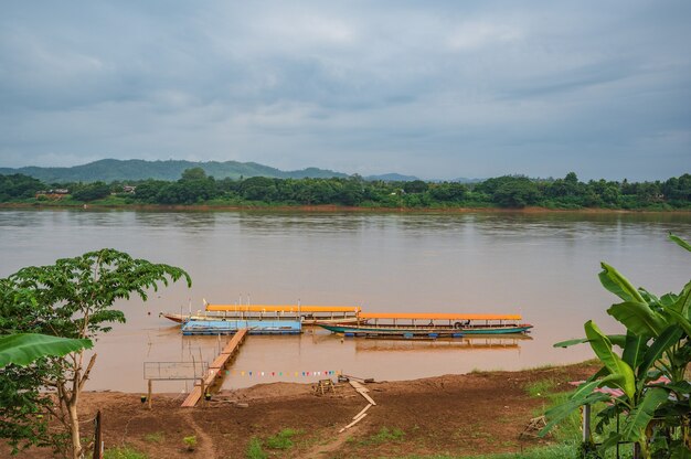 Bela paisagem do rio Mekhong entre a Tailândia e o Laos do distrito de Chiang Khan. O Mekong, ou rio Mekong, é um rio transfronteiriço no Leste Asiático e no Sudeste Asiático