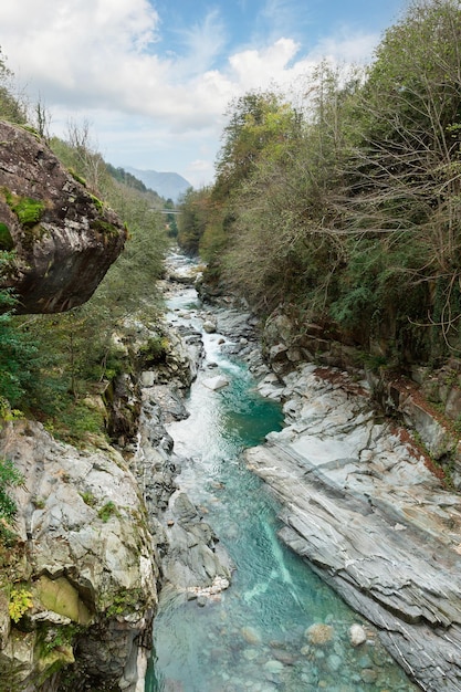 Bela paisagem do rio no Piemonte Itália