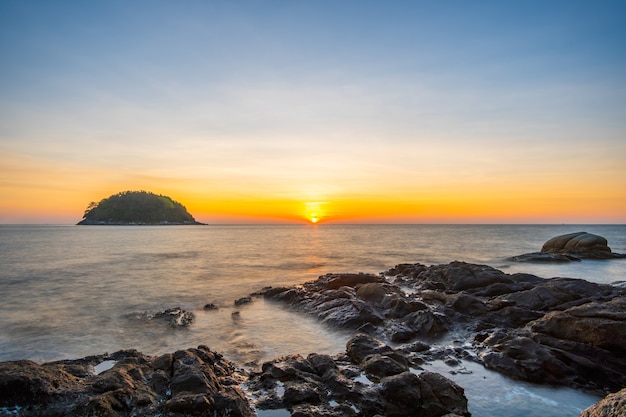 Bela paisagem do sol na praia