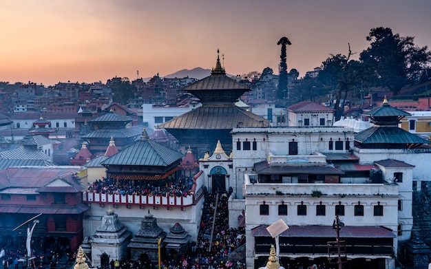 Bela paisagem do Templo Pashupatinath durante o festival maha shivratri em KathmanduNepal