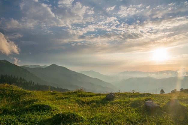 Foto bela paisagem do vale da montanha de verão