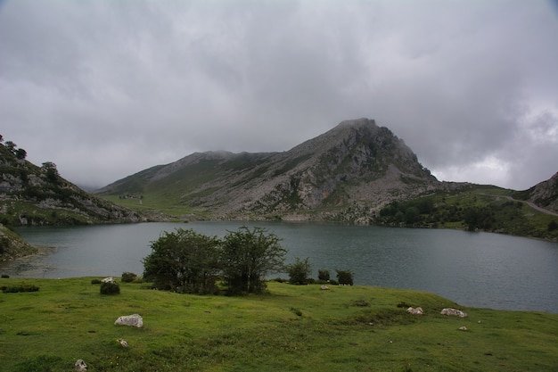 bela paisagem dos lagos de covadonga nas astúrias na espanha lago enol lago ercina