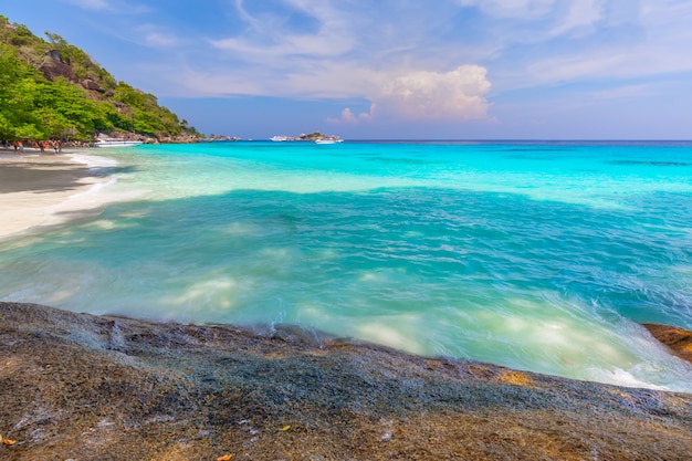 bela paisagem e águas claras na ilha Similan, mar de Andaman, Phuket, Tailândia