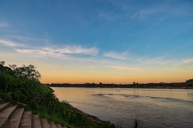 Bela paisagem e pôr do sol do rio Mekhong entre a Tailândia e o Laos do distrito de Chiang Khan. O Mekong, ou rio Mekong, é um rio transfronteiriço no Leste Asiático e no Sudeste Asiático