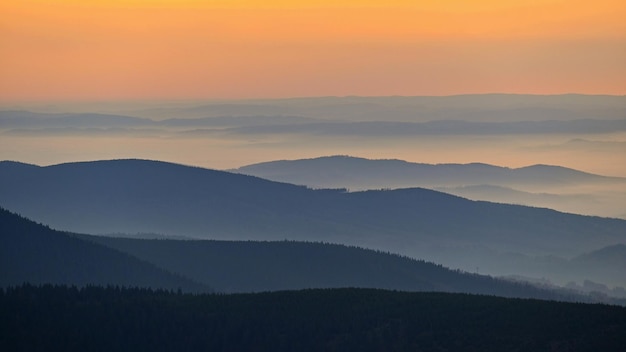 Bela paisagem e pôr do sol nas montanhas Colinas em nuvens Jeseniky República Checa Europa