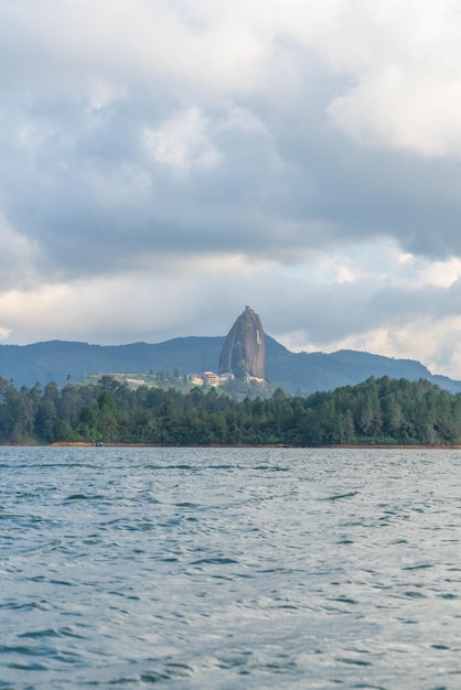 Foto bela paisagem em el penol guatape medellin colômbia