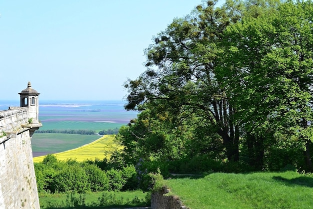 Bela paisagem em uma área montanhosa perto do palácio