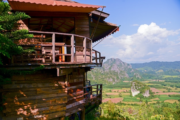 Bela paisagem ensolarada de montanhas com restaurante