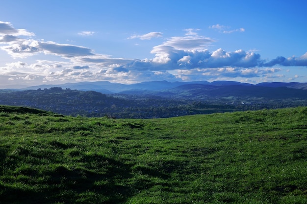 Bela paisagem inglesa com colinas verdes