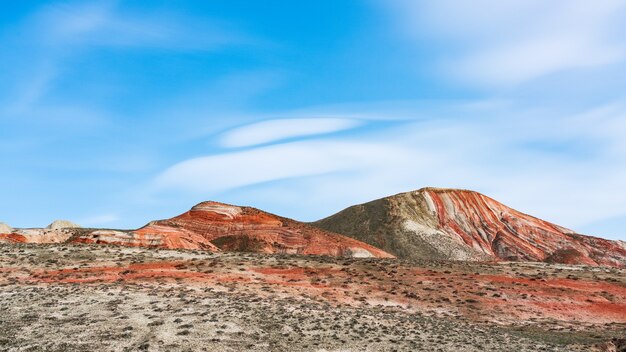 Foto bela paisagem listrada de montanhas vermelhas