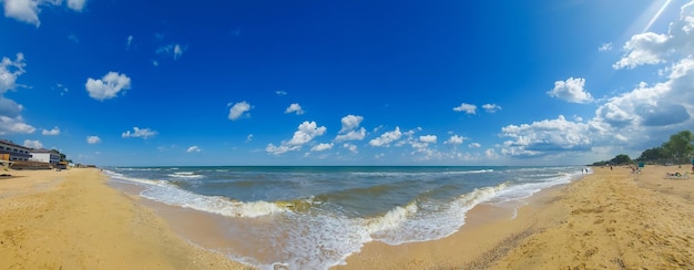 Foto bela paisagem marítima. a costa do mar ou oceano