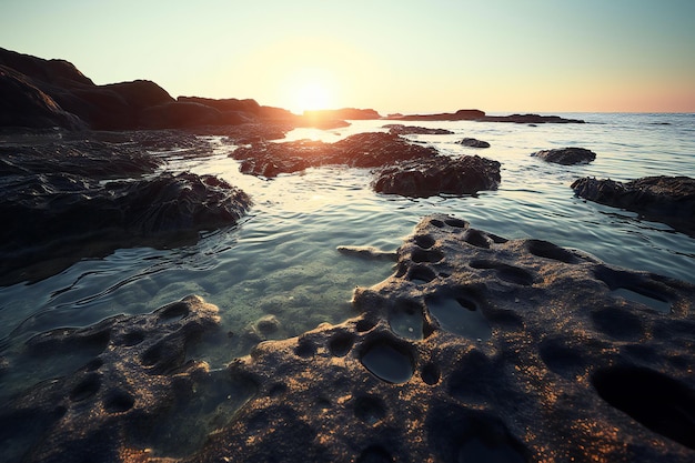 Bela paisagem marítima com rochas ao pôr do sol Composição da natureza