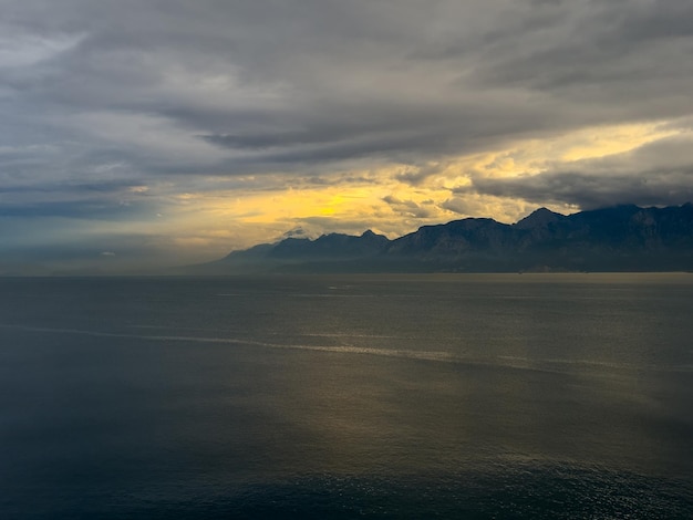 Bela paisagem marítima e nuvens ao pôr do sol