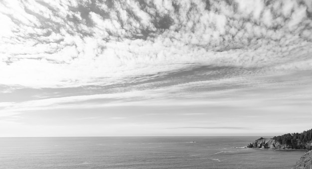 Bela paisagem marítima panorâmica com água do mar e panorama da natureza do céu nublado