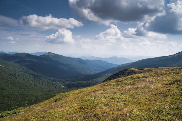 Bela paisagem montanhas Cárpatos na Ucrânia