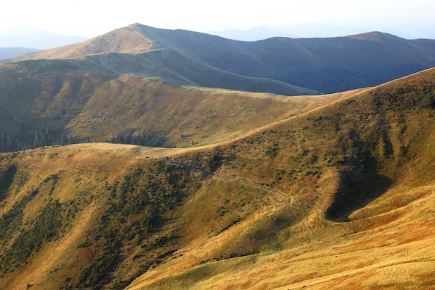 Bela paisagem montanhosa com lago