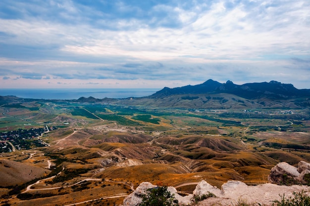 Bela paisagem montanhosa com o mar no horizonte