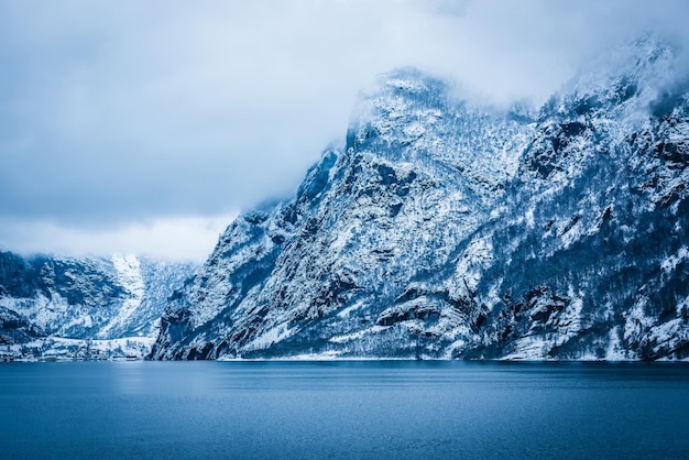 Bela paisagem montanhosa com os fiordes noruegueses no inverno
