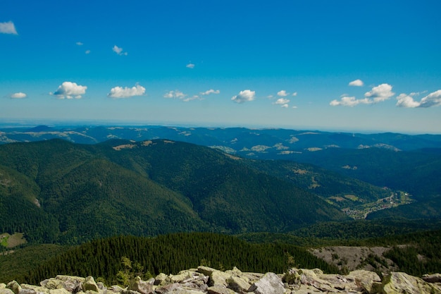 Bela paisagem montanhosa com picos de montanha cobertos de floresta e um céu nublado Ucrânia montanhas Europa