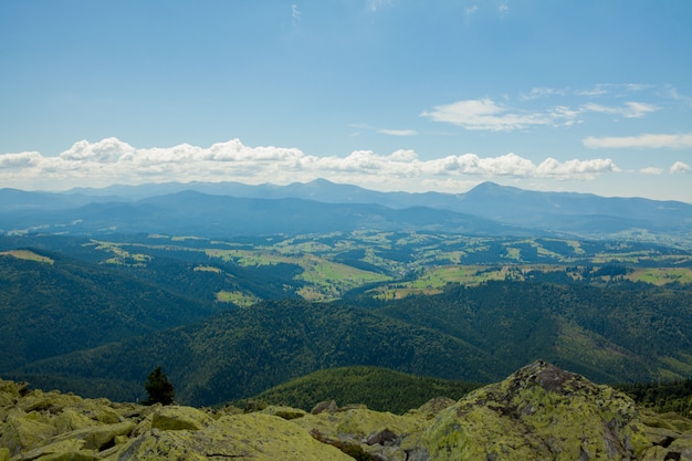 Bela paisagem montanhosa, com picos de montanhas cobertos por florestas e um céu nublado. Montanhas da Ucrânia, Europa