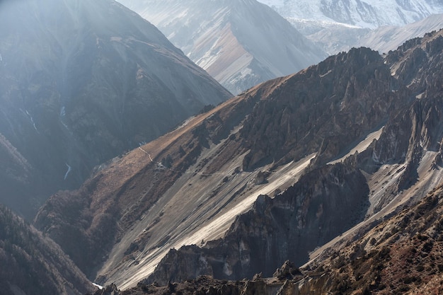 Bela paisagem montanhosa com rochas do deserto e picos nevados no Nepal