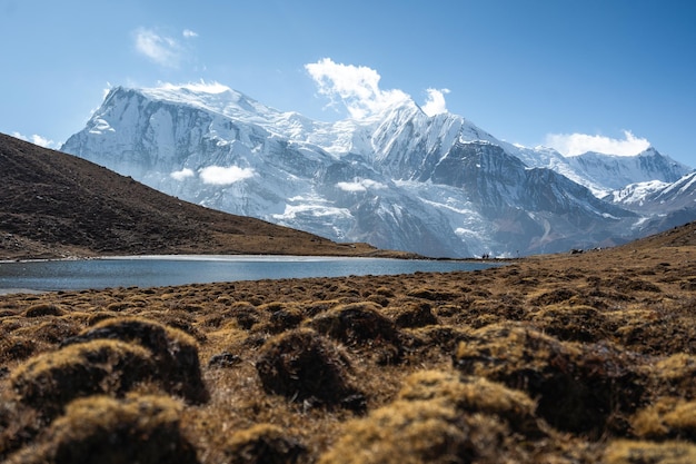 Bela paisagem montanhosa com rochas do lago de gelo e picos nevados no Nepal