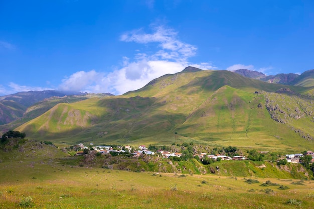 Bela paisagem montanhosa com uma pequena aldeia