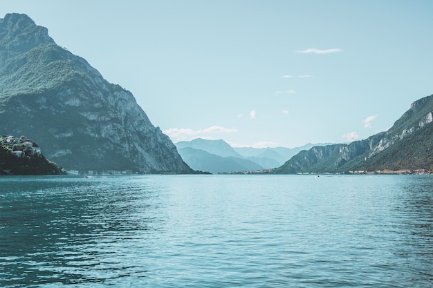 Bela paisagem montanhosa da costa do lago como itália