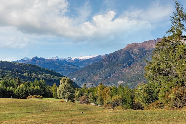 Bela paisagem montanhosa da região do Piemonte Itália