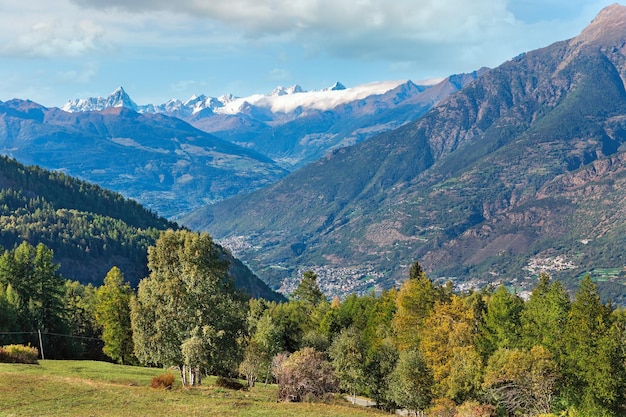 Bela paisagem montanhosa da região do Piemonte Itália