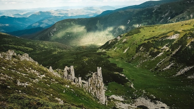 Bela paisagem montanhosa das montanhas verdes dos Cárpatos e falésias Shpytsi