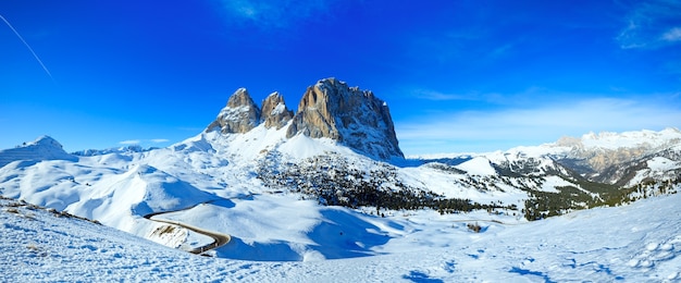 Foto bela paisagem montanhosa de inverno com estrada (sella pass, itália).
