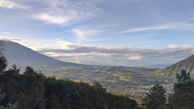 Bela paisagem montanhosa e céu azul As montanhas em um dia ensolarado