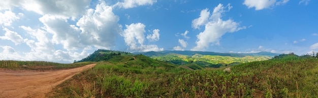 Foto bela paisagem montanhosa e estrada rural, paisagem montanhosa panorâmica