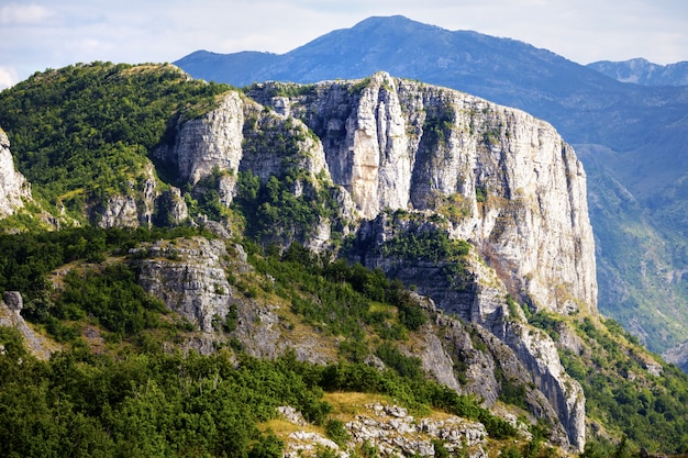 Bela paisagem montanhosa em dia de verão. montenegro, albânia, bósnia, dinaric alps península balcânica.