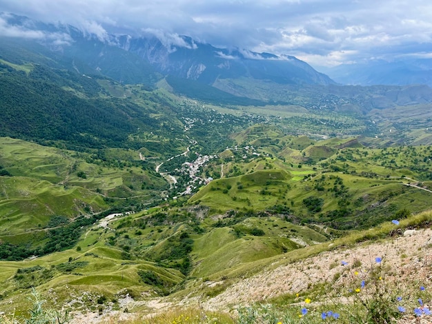 Bela paisagem montanhosa em um dia nublado