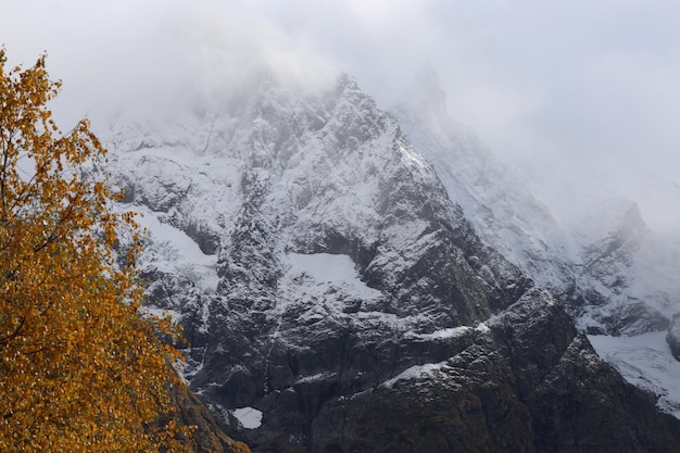 Bela paisagem montanhosa Outono Dombai KarachayCherkessia