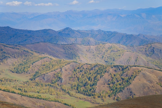 Bela paisagem montanhosa Sopé verde das montanhas de Altai Vista aérea em cadeias de montanhas