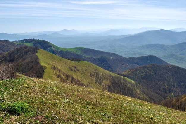 Foto bela paisagem montanhosa