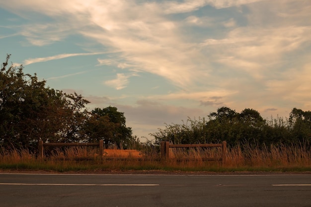 Bela paisagem na Inglaterra céu e colinas